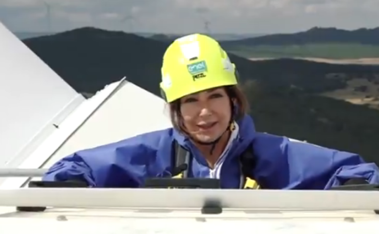 Ana Rosa Quintana en lo alto de un molino de viento.