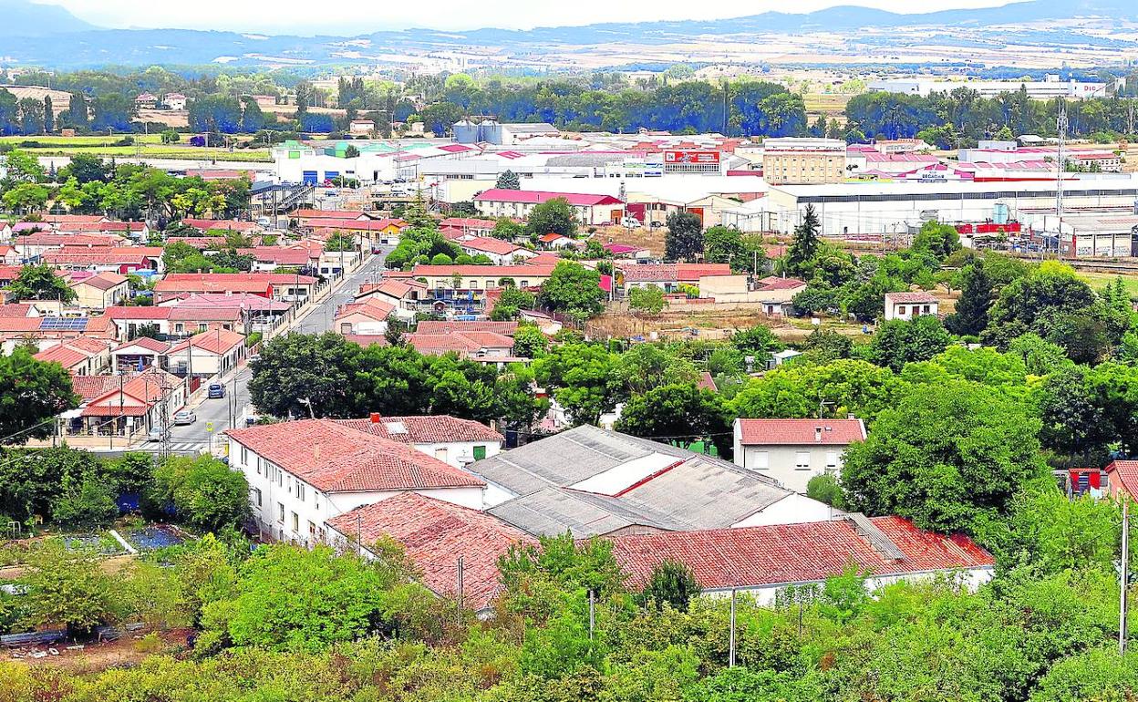 En primer término las instalaciones que albergarán la fábrica durante el próximo ejercicio. 