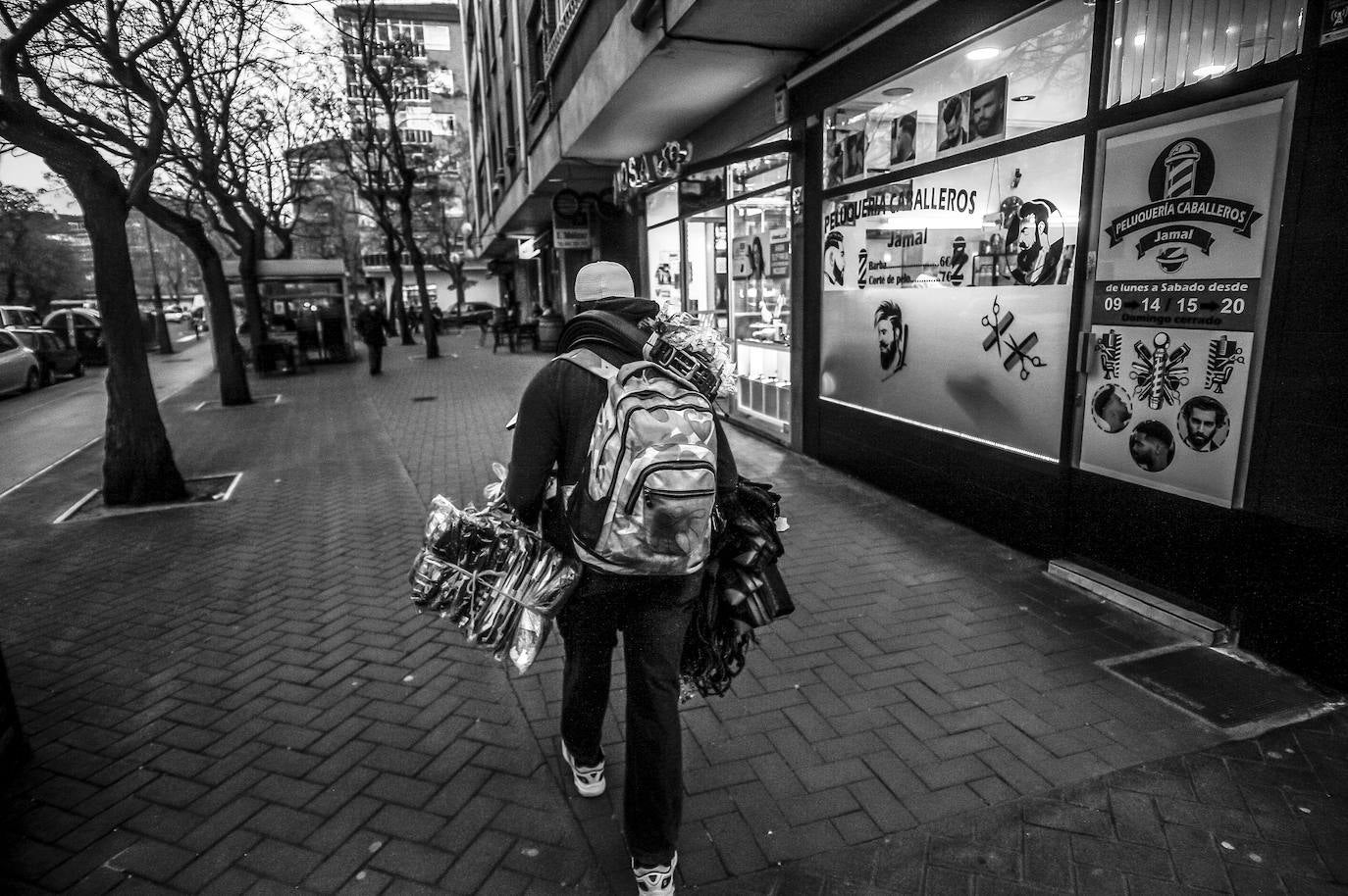 Un vendedor ambulante busca clientes en la calle Reyes de Navarra.