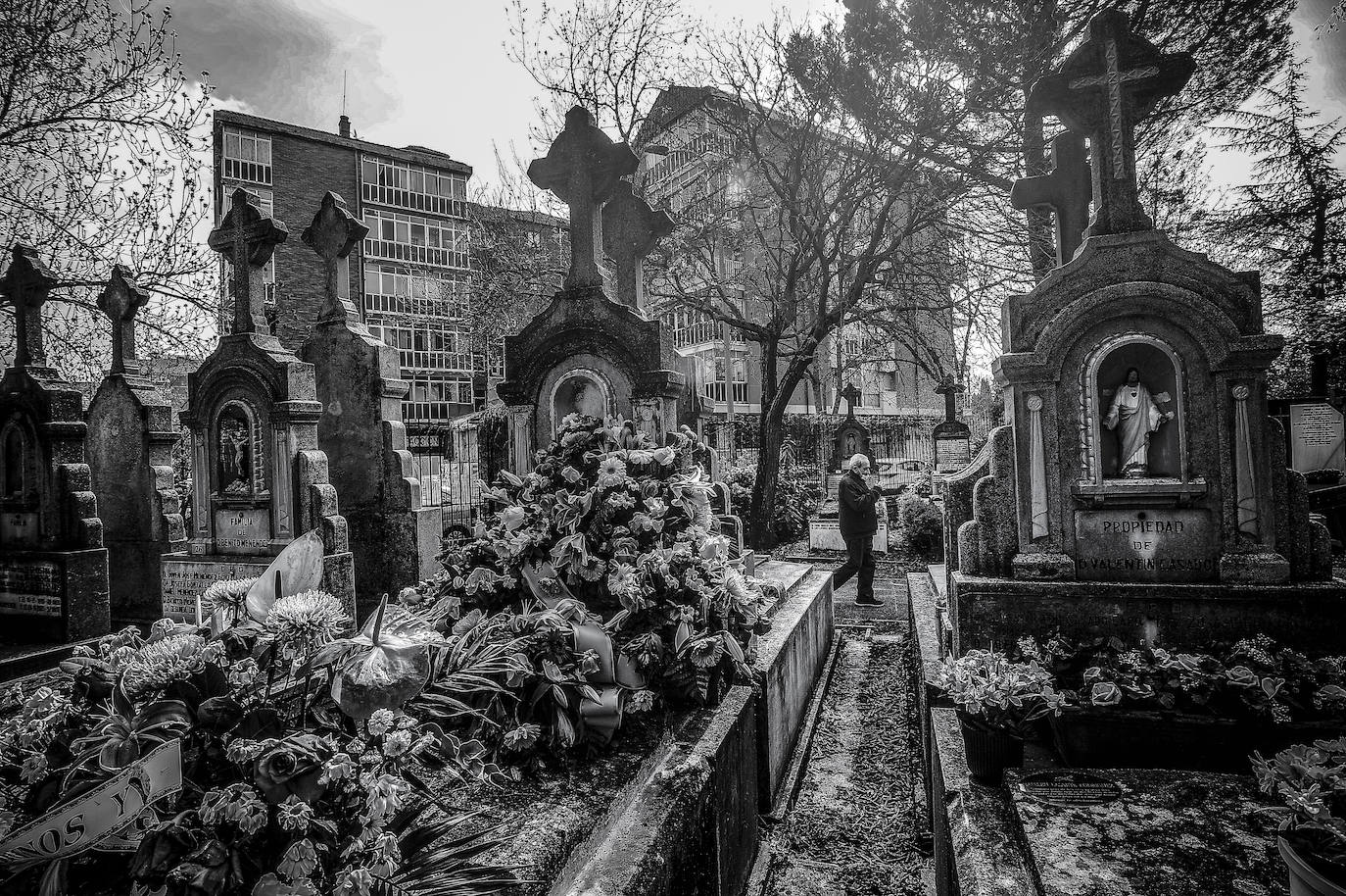 Los bloques de viviendas custodian el cementario de Santa Isabel, con más de doscientos años de historia, donde están enterradas familias ilustres de Vitoria.