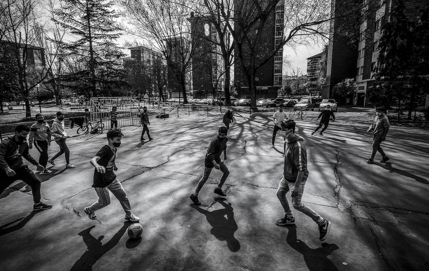 En la calle Cuadrilla de Ayala, un grupo de chavales juega al fútbol en un campo rodeado de las características casas de ladrillo rojo caravista de Zaramaga.