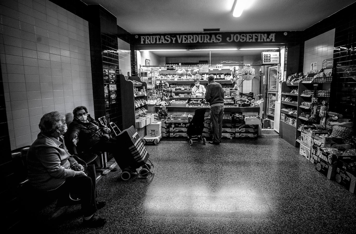 Josefina atiende su puesto de verduras, uno de los pocos comercios que mantienen abierto el mercado de Reyes de Navarra.