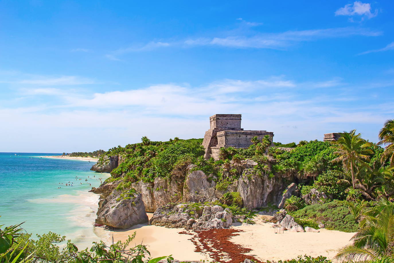 Tulum (México) | Este lugar es la excepción entre las construcciones mayas, que solían edificarse en la protección del interior de la selva. Estas ruinas frente al mar vigilan la costa caribeña y fue el último monumento edificado por esta civilización antes de la conquista española.