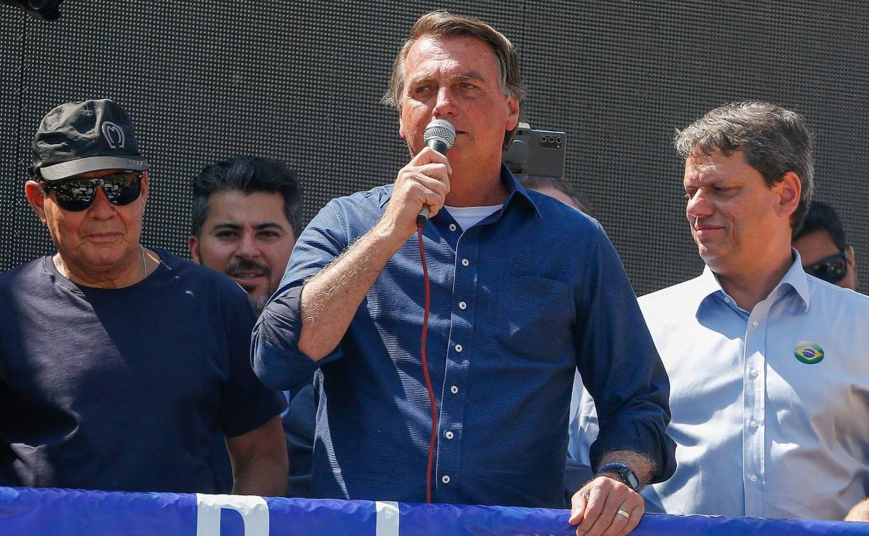 Bolsonaro se dirige a los asistentes a una manifestanción de apoyo en Brasilia.