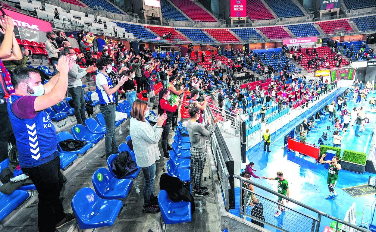 Imagen del Buesa Arena en uno de los dos duelos de la pasada Euroliga en la que pudiron acceder 400 aficionados azulgranas