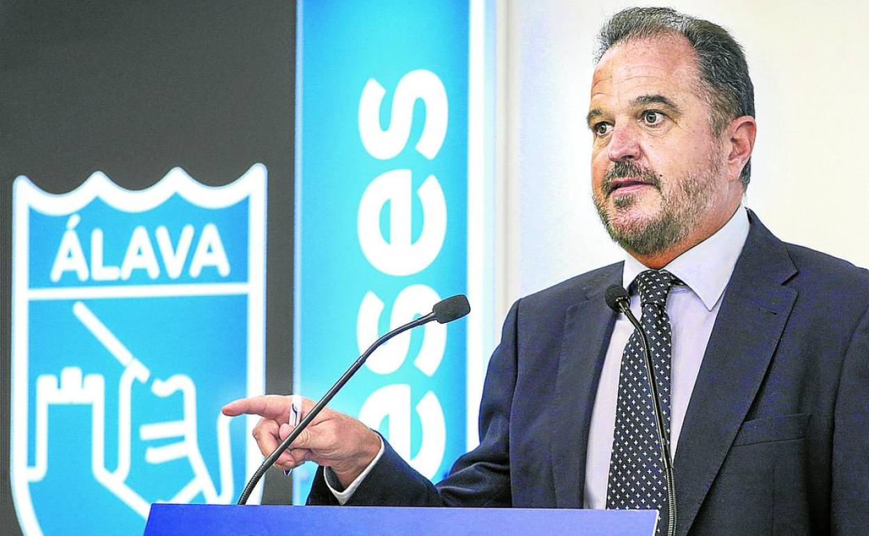 El presidente del PP vasco, Carlos Iturgaiz, compareció ayer ante los medios en Vitoria. 