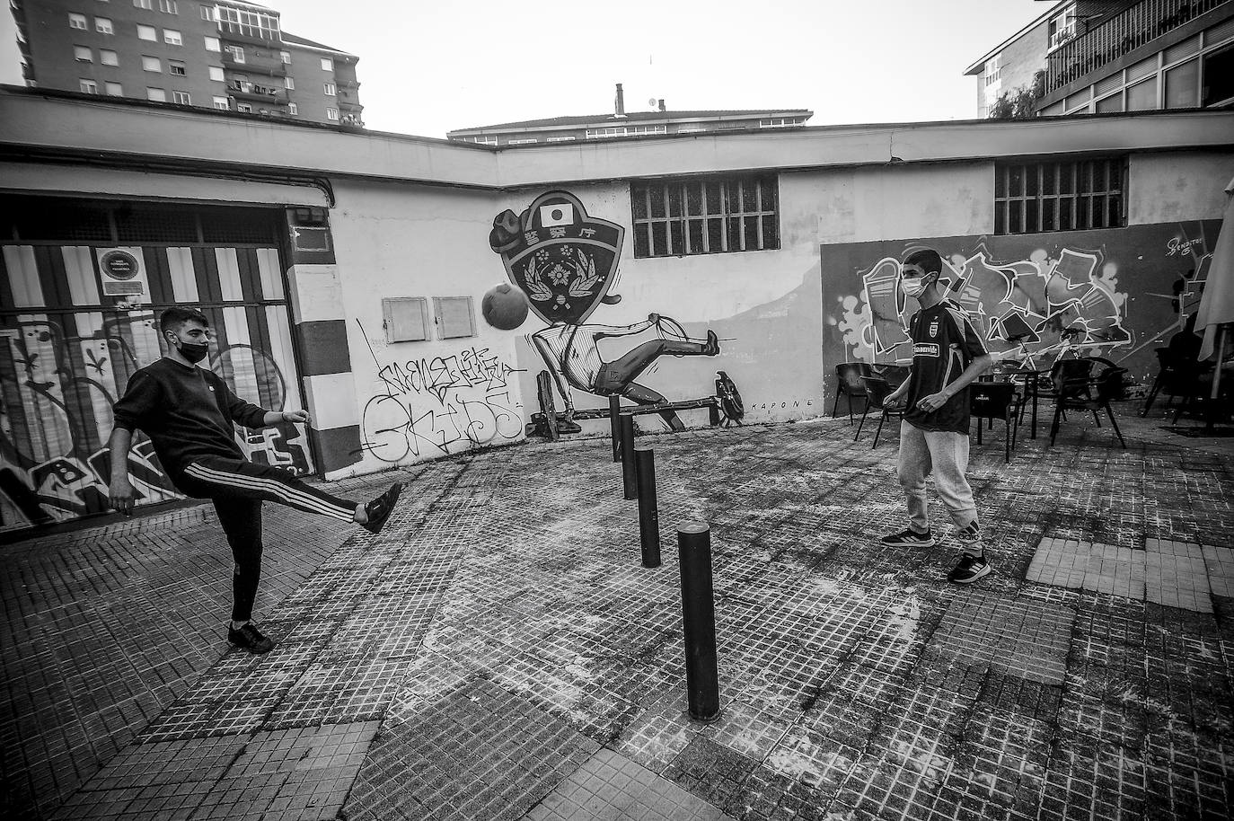 Aitor y Eneko juegan con un balón junto al bar Atalay, en la calle Bernal Díaz de Luco.