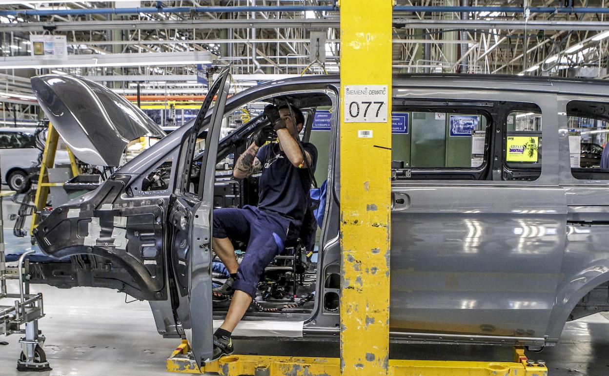 Un operario trabaja en el montaje de una furgoneta en la cadena de producción de la planta de Mercedes en Vitoria.