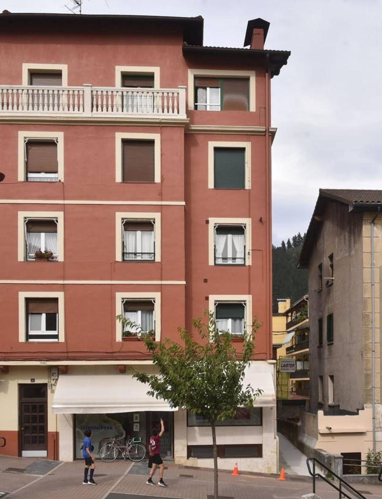 El menor se precipitó al vacío desde el cuarto piso de esta vivienda en la calle Santikutz de Legazpi. 