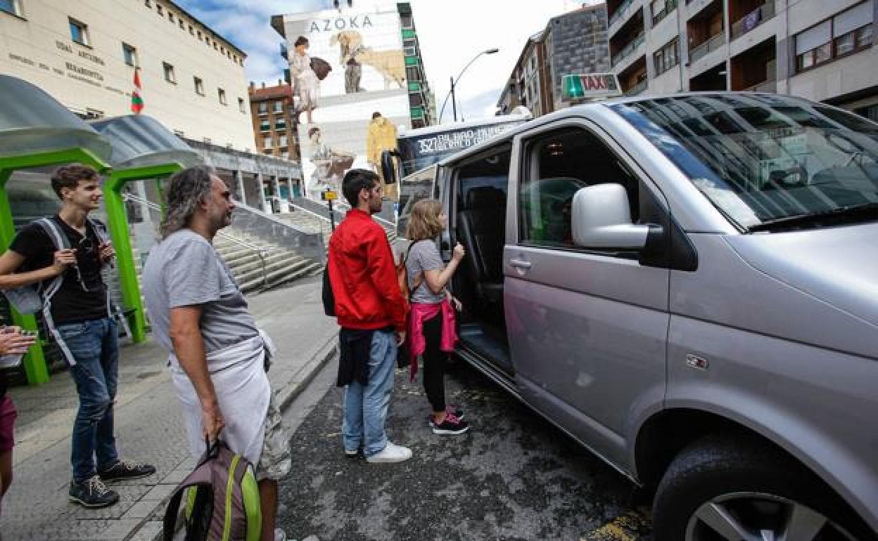 Imagen retrospectiva del servicio de taxi entre Bermeo y Bakio que se ofrece desde el día 1. 