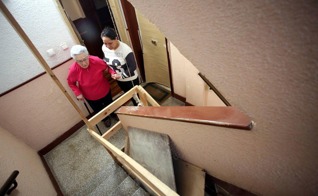 Una mujer en una comunidad de Basauri sin ascensor.