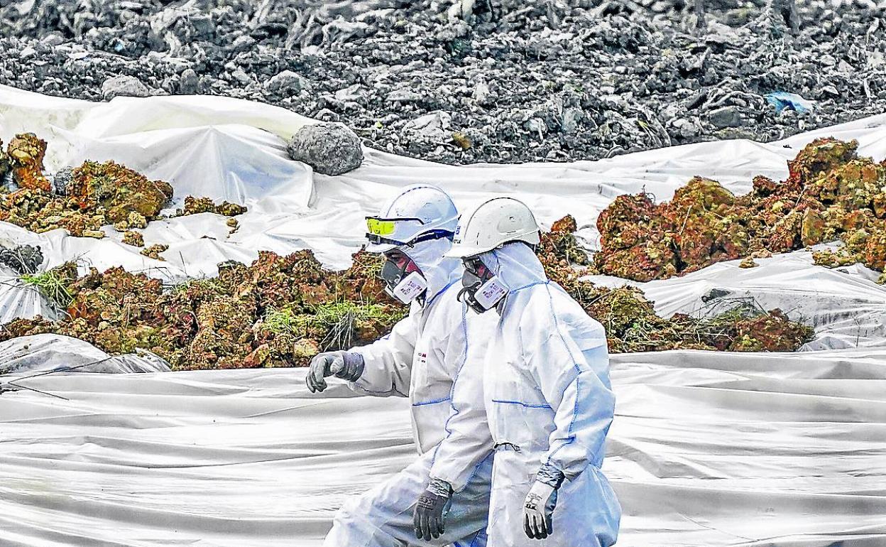 Dos miembros del operativo de búsqueda en el vertedero de Zaldibar. 