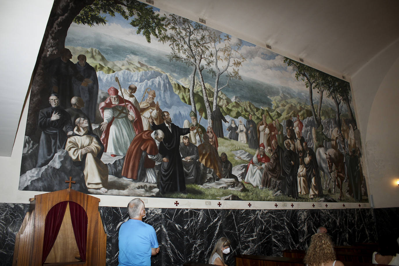 El mural con los 39 santos y beatos vascos investigados por José María Errazti. Es la obra cumbre de José Sarriegi (1911-1967), otro 'sabiniano', como Errazti, que fue condenado a muerte en Santoña tras la Guerra Civil, aunque su pena fue finalmente conmutada por la de cadena perpetua. Sarriegi es el autor de todos los murales de la ermita de Galmaka.