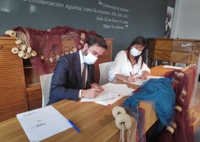 Imagen secundaria 1 - Tras firmar el convenio, el consejero ha visitado el museo y los elementos turísticos a rehabilitar.