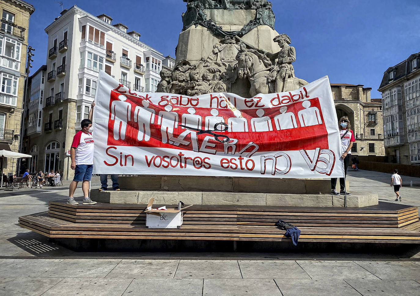 Fotos: Trabajadores de Aernnova se han concentrado en la Virgen Blanca de Vitoria para pedir la readmisión de los despedidos de la planta de Berantevilla