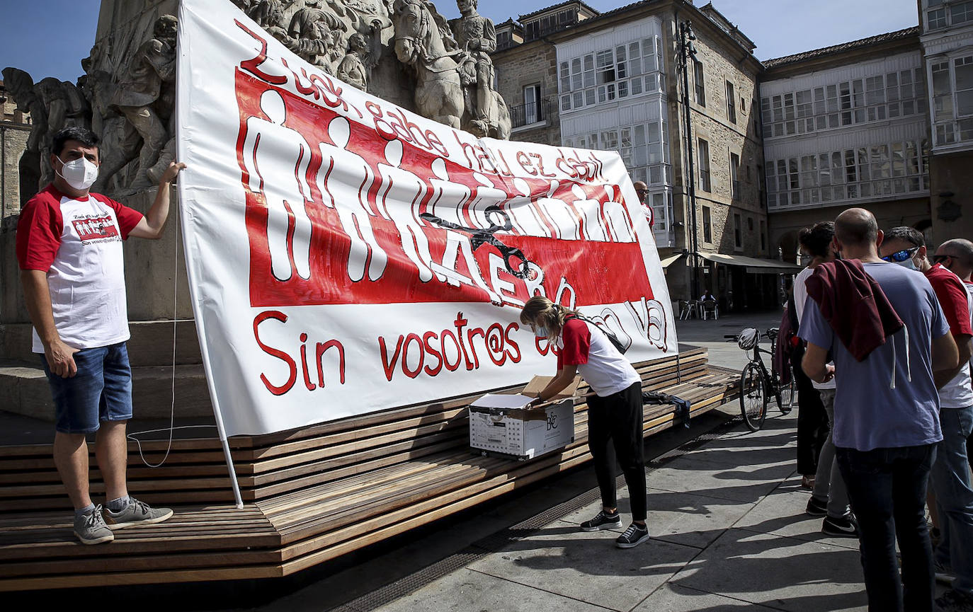 Fotos: Trabajadores de Aernnova se han concentrado en la Virgen Blanca de Vitoria para pedir la readmisión de los despedidos de la planta de Berantevilla