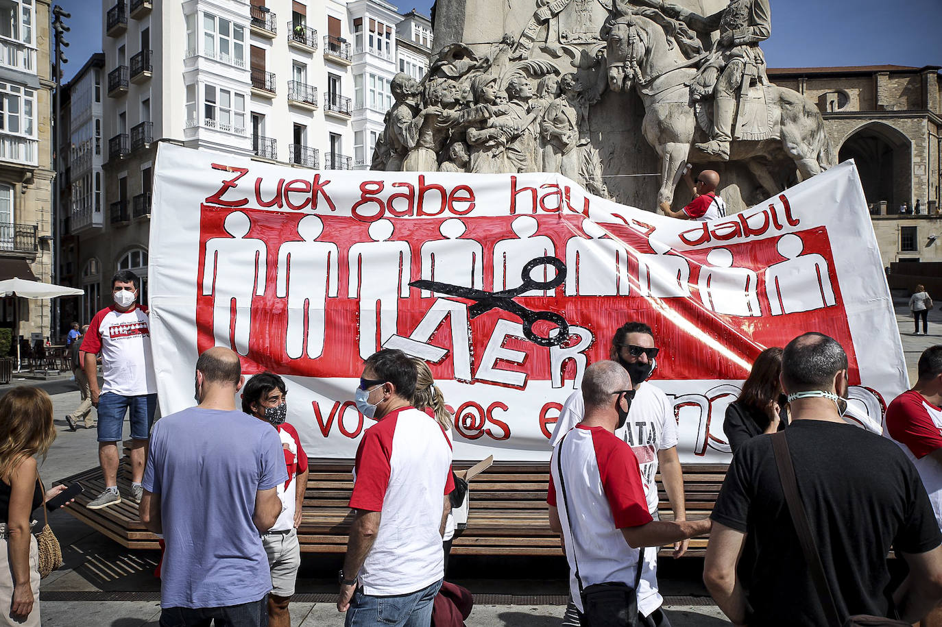 Fotos: Trabajadores de Aernnova se han concentrado en la Virgen Blanca de Vitoria para pedir la readmisión de los despedidos de la planta de Berantevilla