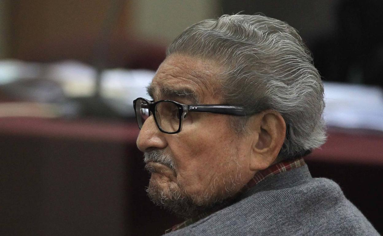 Abimael Guzmán, líder de Sendero Luminoso, muere en prisión