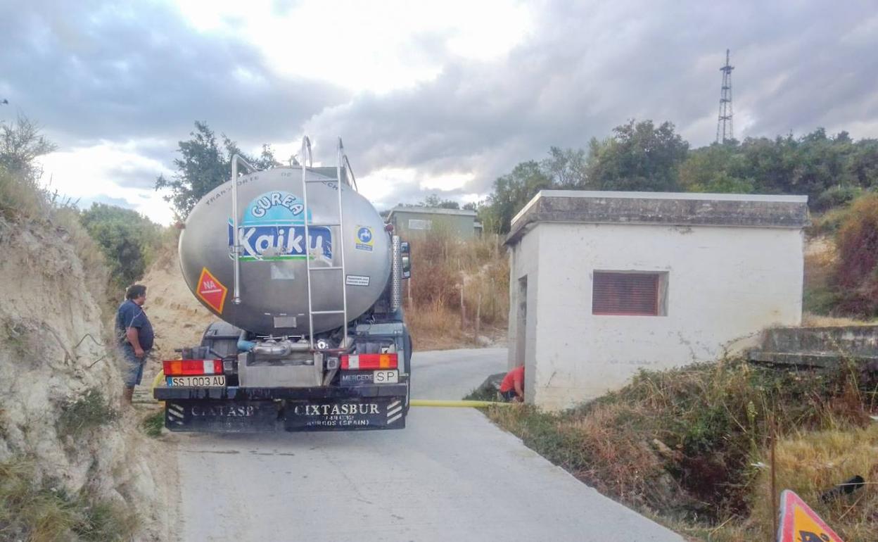 Una cisterna carga agua en el depósito de Fontecha. 