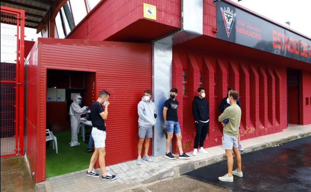 Íñigo Vicente salía ayer de la sala habilitada en Anduva, donde se sometió antes del duelo de hoy al test de PCR, mientras esperaban Carreira, Imanol, Meseguer y Odei. 