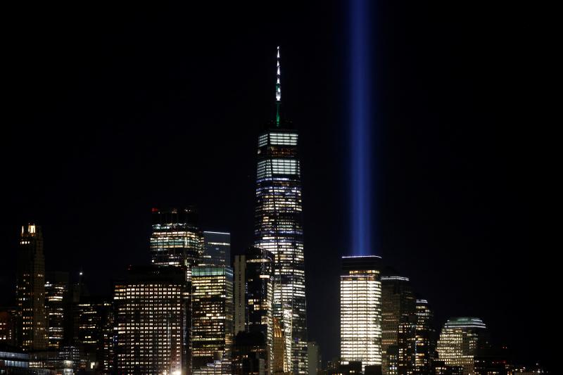 Foco de luz irradiado desde la madrugada para recordar las Torres Gemelas.