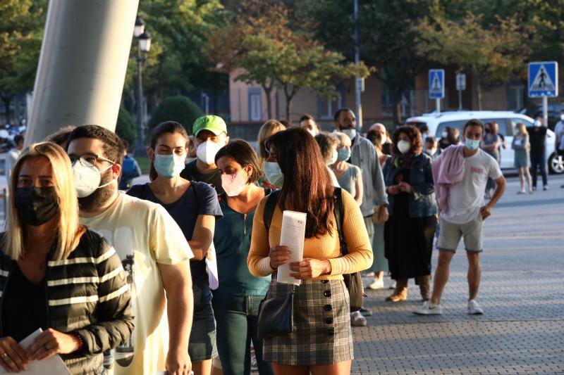 Fotos: Miles de aspirantes se presentan a la oposión de Correos en Euskadi