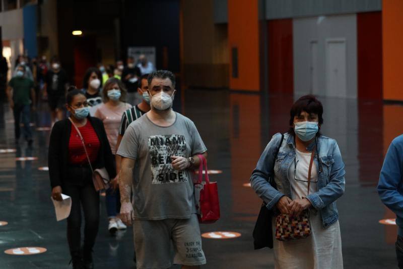 Fotos: Miles de aspirantes se presentan a la oposión de Correos en Euskadi
