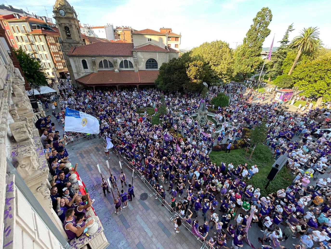 Fotos: Los vecinos de Santurtzi celebran el triunfo de La Sotera