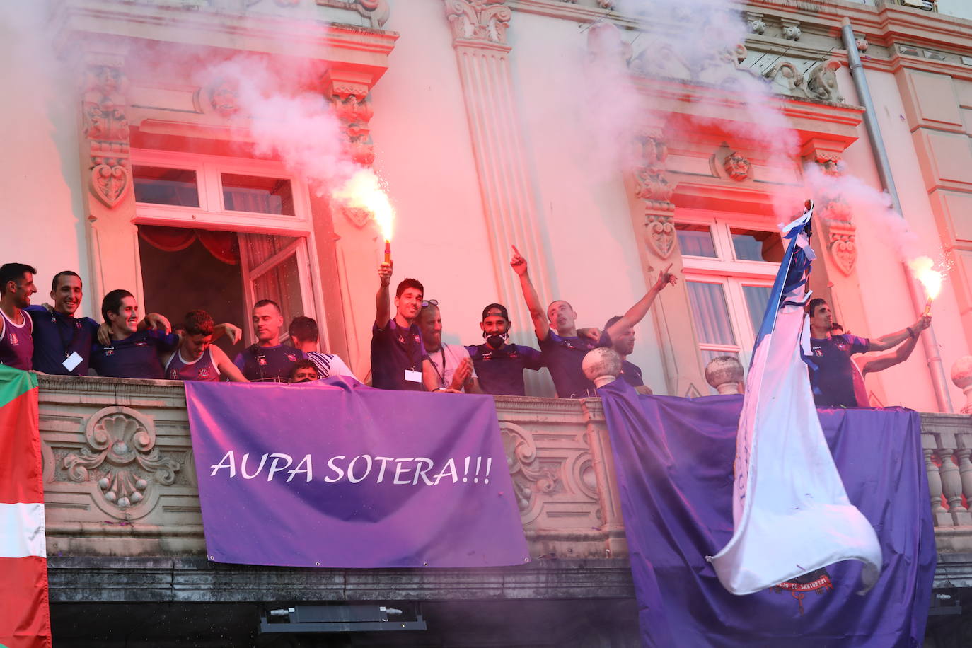 Fotos: Los vecinos de Santurtzi celebran el triunfo de La Sotera