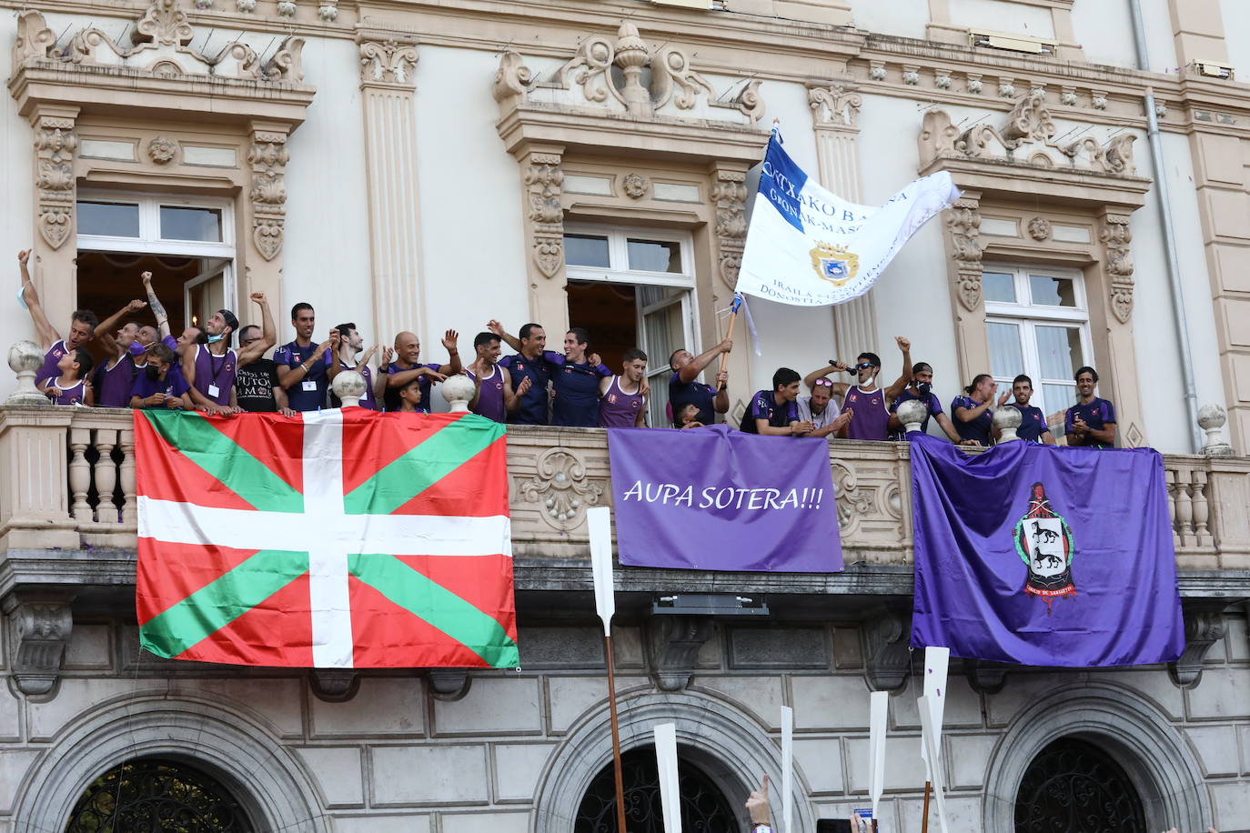 Fotos: Los vecinos de Santurtzi celebran el triunfo de La Sotera