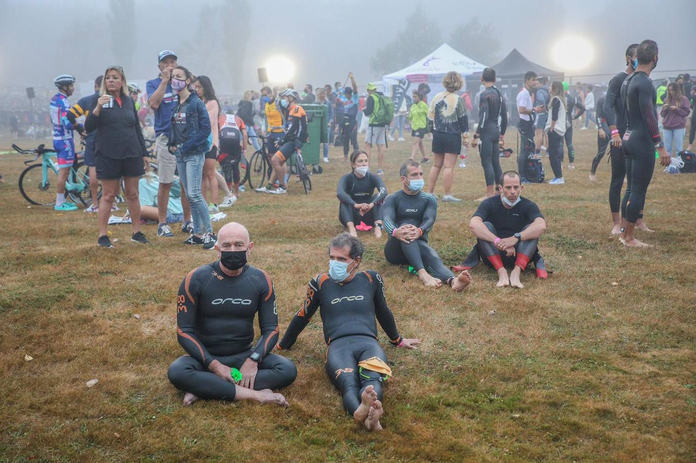 Fotos: El triatlón de Vitoria espera a que levante la niebla para arrancar