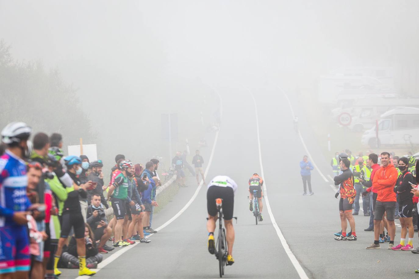 Fotos: El triatlón de Vitoria espera a que levante la niebla para arrancar