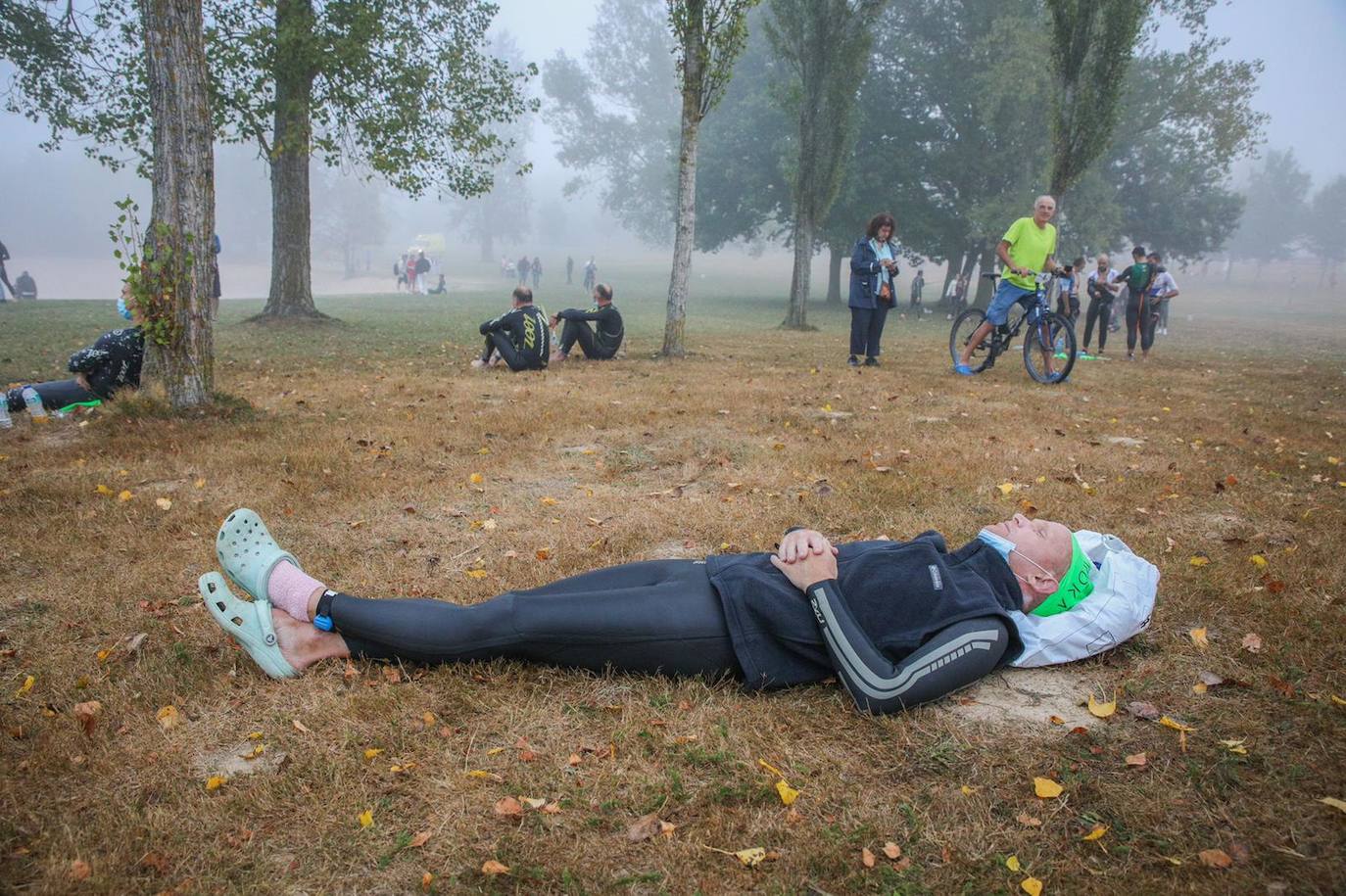 Fotos: El triatlón de Vitoria espera a que levante la niebla para arrancar