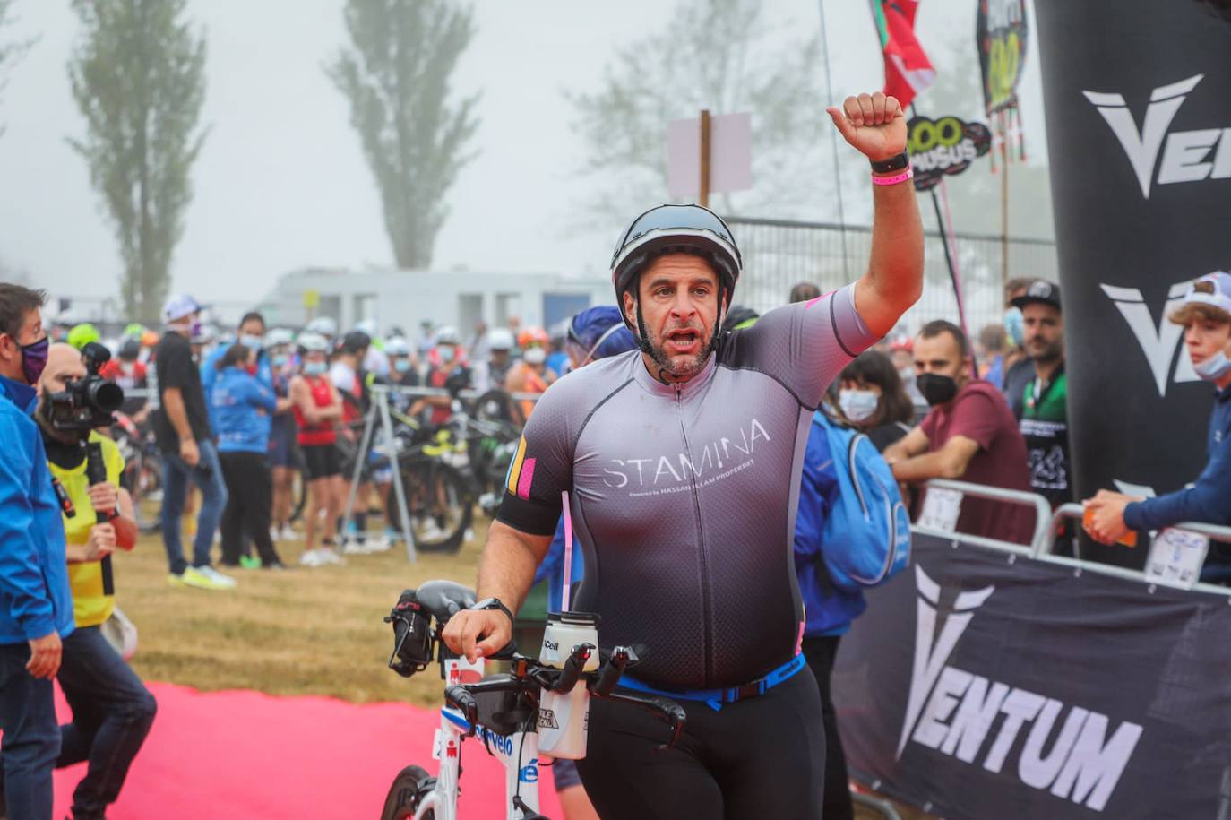 Fotos: El triatlón de Vitoria espera a que levante la niebla para arrancar