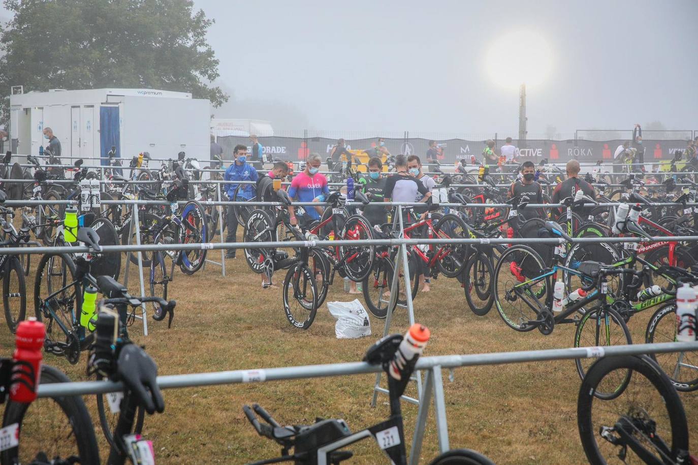 Fotos: El triatlón de Vitoria espera a que levante la niebla para arrancar