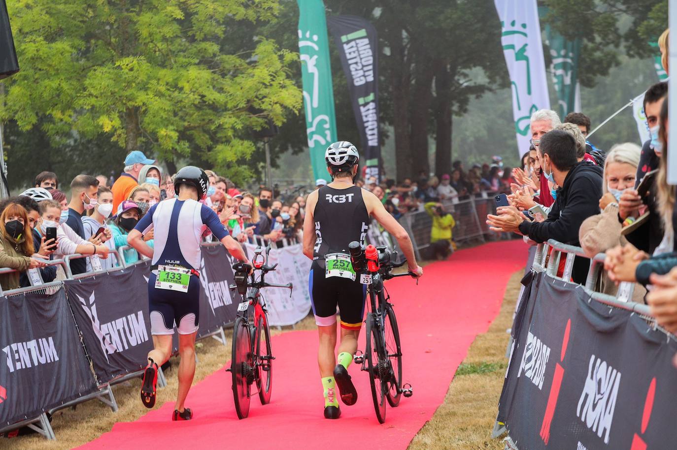 Fotos: El triatlón de Vitoria espera a que levante la niebla para arrancar