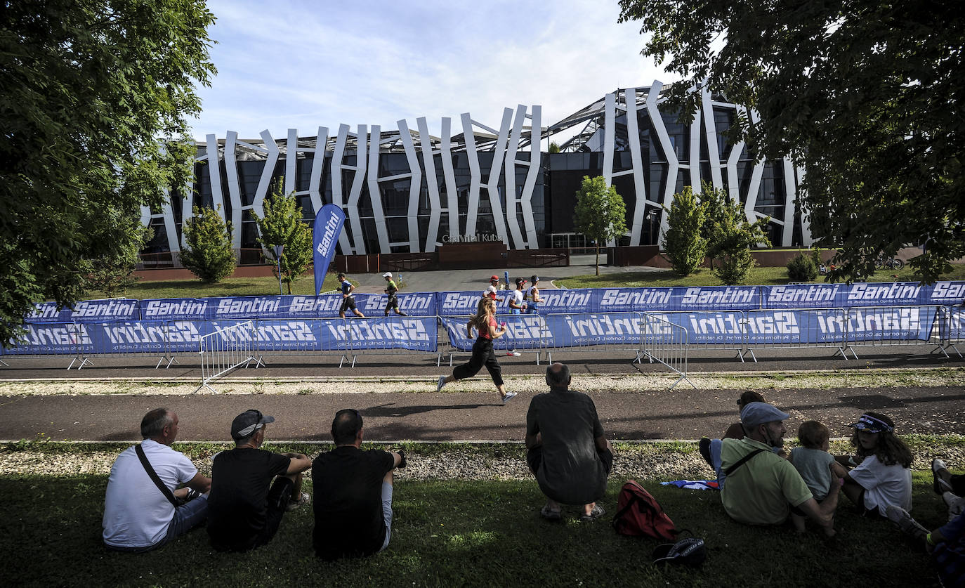 Fotos: El triatlón de Vitoria espera a que levante la niebla para arrancar