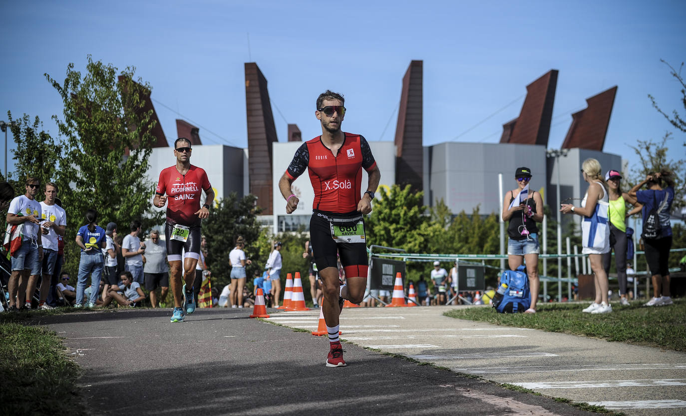 Fotos: El triatlón de Vitoria espera a que levante la niebla para arrancar