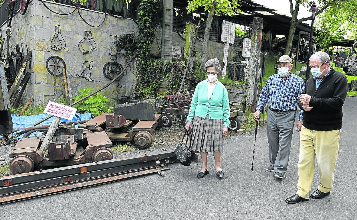 Memorias entre vagonetas y barrenas. Magdalena Martínez, Andrés Rentas y Floren Martínez caminan junto a los restos conservados en el Museo Minero. 