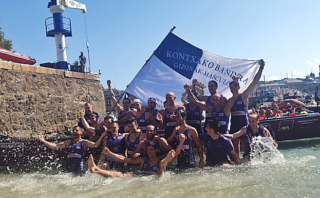 Imagen. Los remeros de La Sotera celebran la histórica victoria. / JOSÉ MARI LÓPEZ / SARA SANTOS / LUIS ÁNGEL GÓMEZ