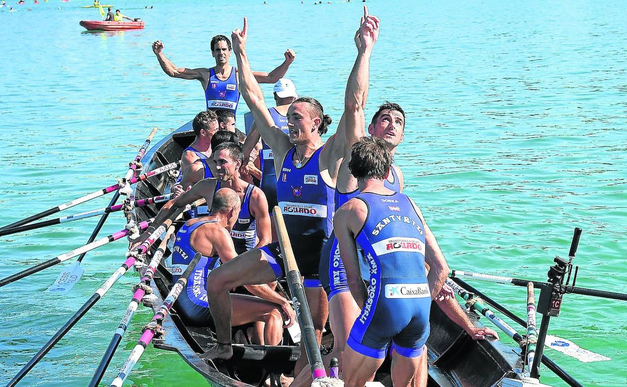 Los remeros de Santurtzi celebran su histórica victoria en la bahía donostiarra.
