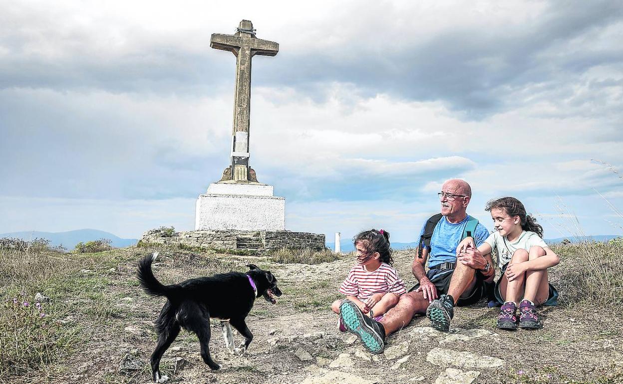 Salvador Fernández disfruta con sus nietas, Ane y Nahia, de la sensación de «libertad» del cerro.