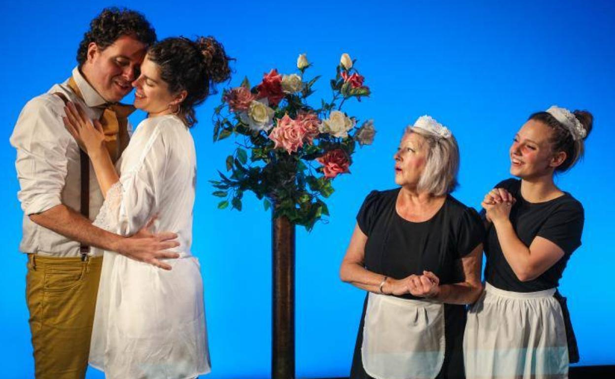 El contratenor Miguel Gómez y la soprano Mireia Tarragó, junto a las actrices Paquita Quincoces e Idoia Rebollo. 