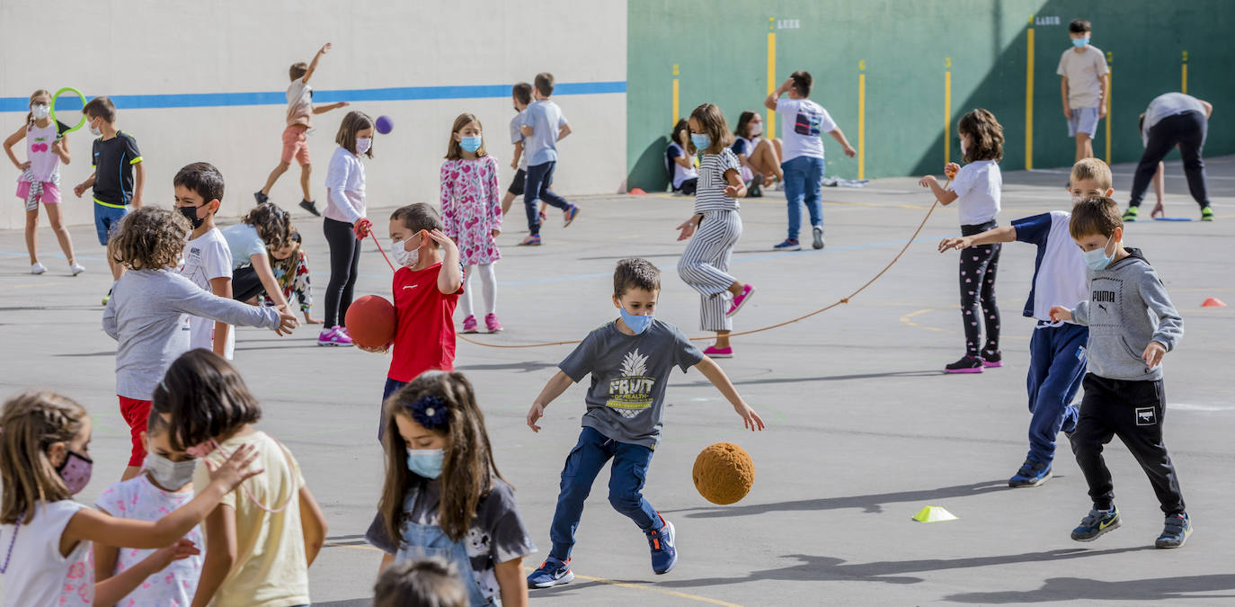 Fotos: El balón y los goles vuelven al patio del colegio