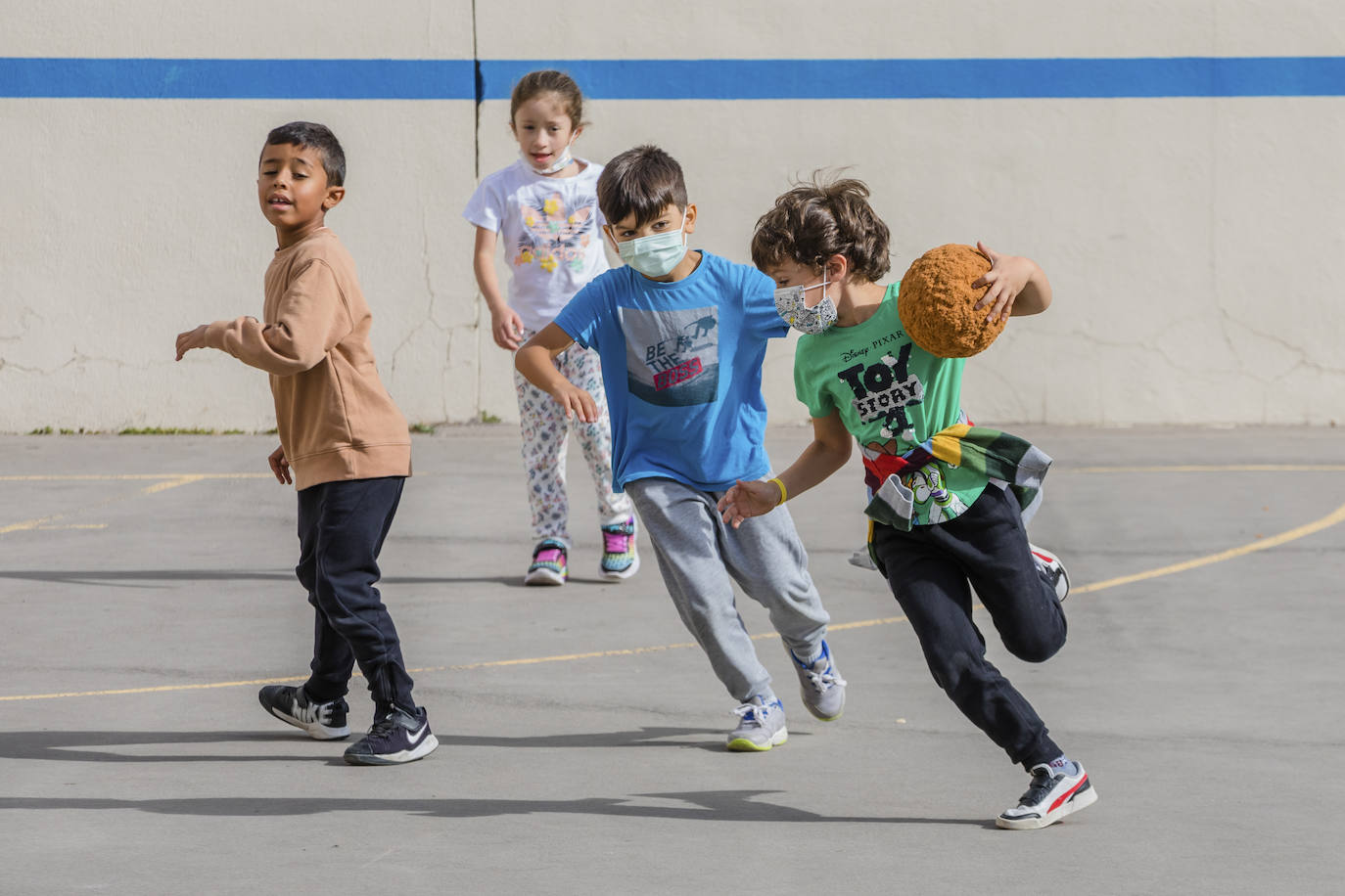 Fotos: El balón y los goles vuelven al patio del colegio