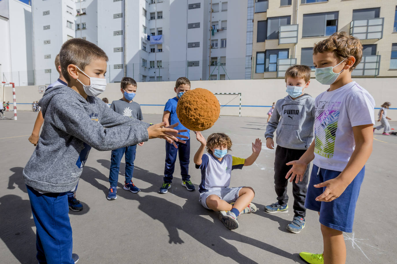 Fotos: El balón y los goles vuelven al patio del colegio
