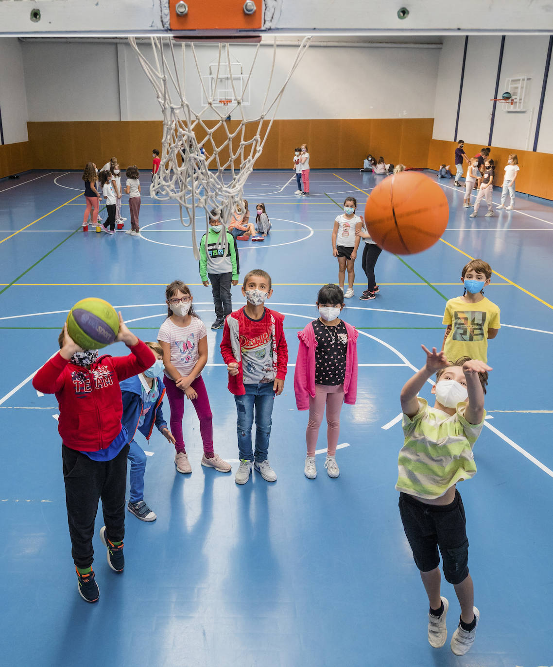 Fotos: El balón y los goles vuelven al patio del colegio