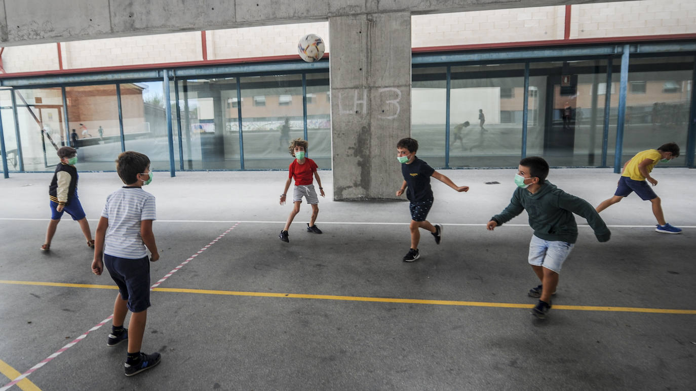 Fotos: El balón y los goles vuelven al patio del colegio