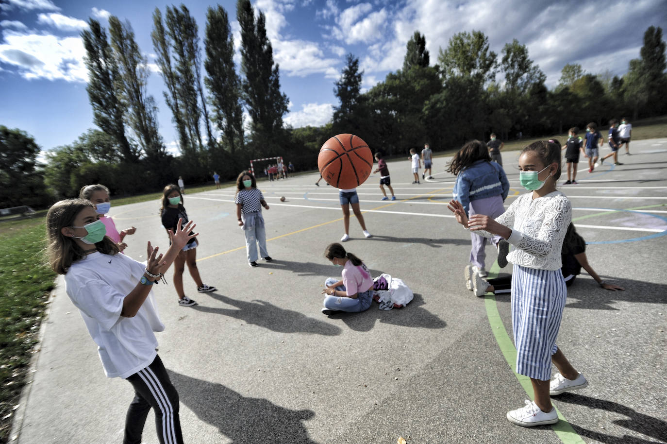 Fotos: El balón y los goles vuelven al patio del colegio