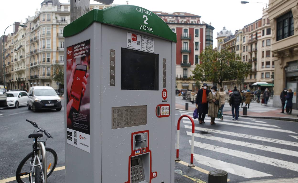 Una máquina de tickets de aparcamiento de la OTA, en el cetro de Bilbao.